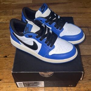 Nike Kids Royal Blue and White Low Tops - Size: 1Y